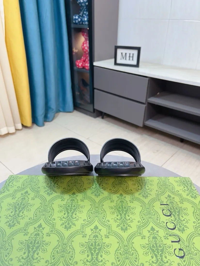 Men's shoes 💰260🌹🌹 (gucci-Gucci) New men's slippers, high-end boutique, made of cowhide, with exquisite embossed logo decoration on the upper, fine workmanship, super soft soles, casual, loose and comfortable, a must-have in summer! \nsize：38-44